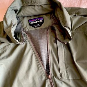 Women’s Patagonia lightweight lined rain jacket